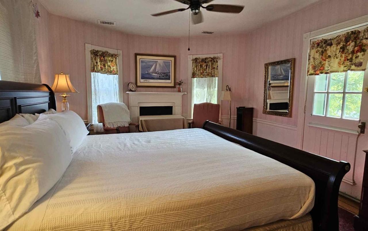 Parsonage Inn Bed And Breakfast Сент-Майклс Экстерьер фото