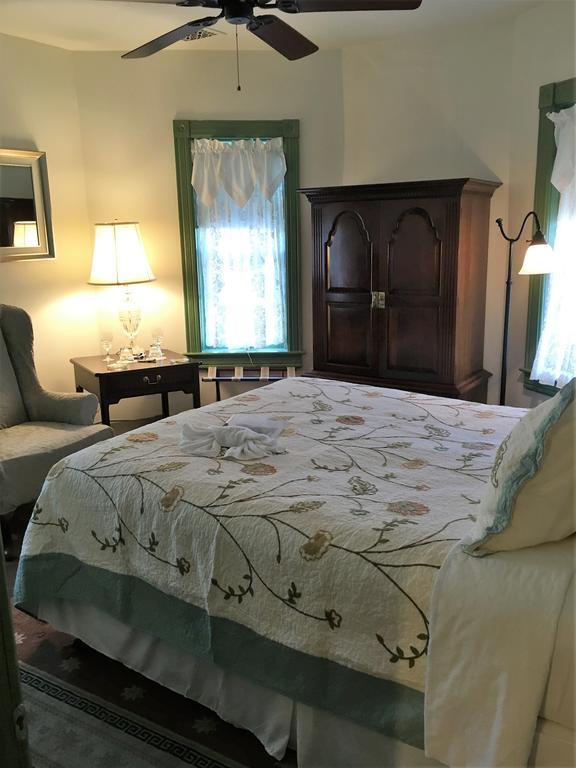 Parsonage Inn Bed And Breakfast Сент-Майклс Экстерьер фото