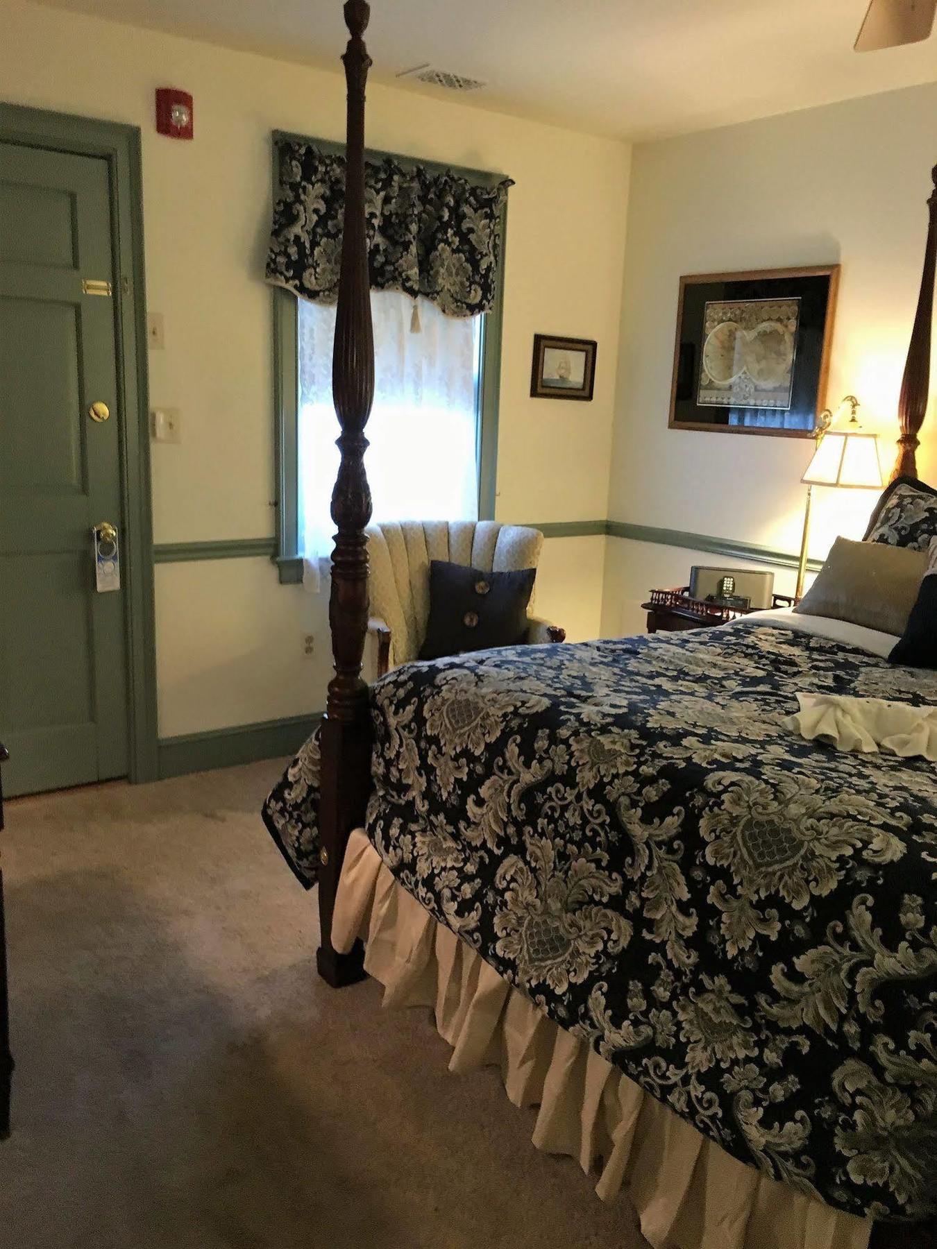Parsonage Inn Bed And Breakfast Сент-Майклс Экстерьер фото